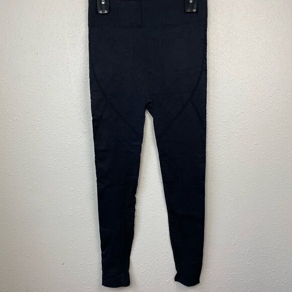 Fabletics Black Cropped Leggings Size L EUC - Picture 1 of 4
